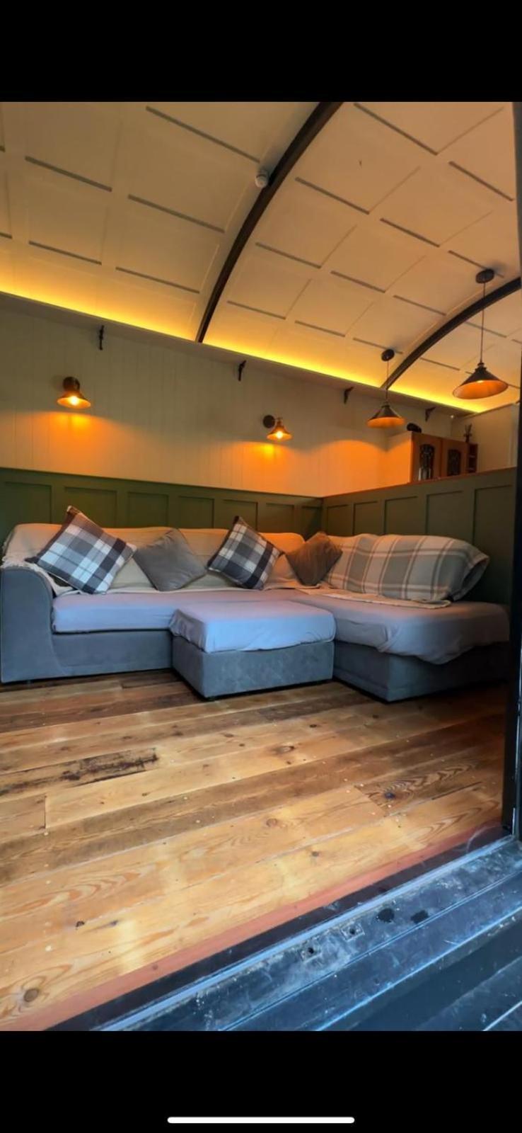The Holly Hut Hotel Burton  Ngoại thất bức ảnh