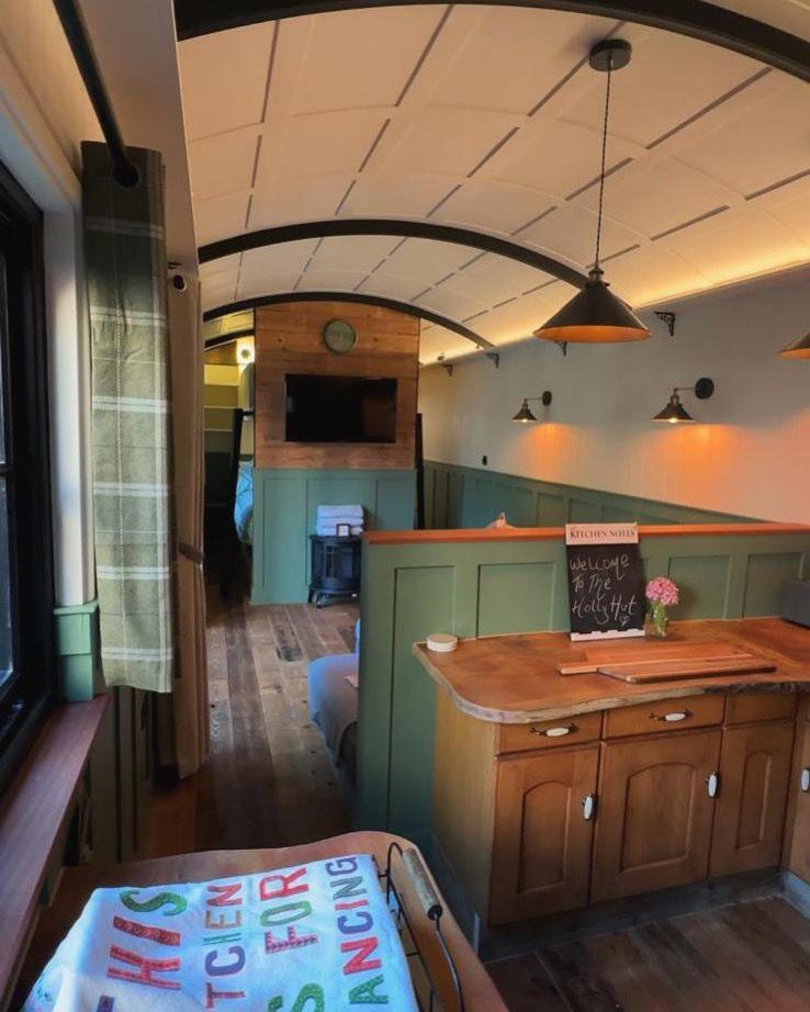 The Holly Hut Hotel Burton  Ngoại thất bức ảnh